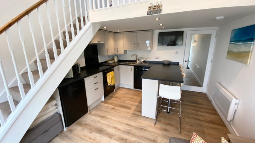 Sunsets | Beautifully refurbished apartment overlooking Porthtowan beach | Sleeps 4 | Amazing views 