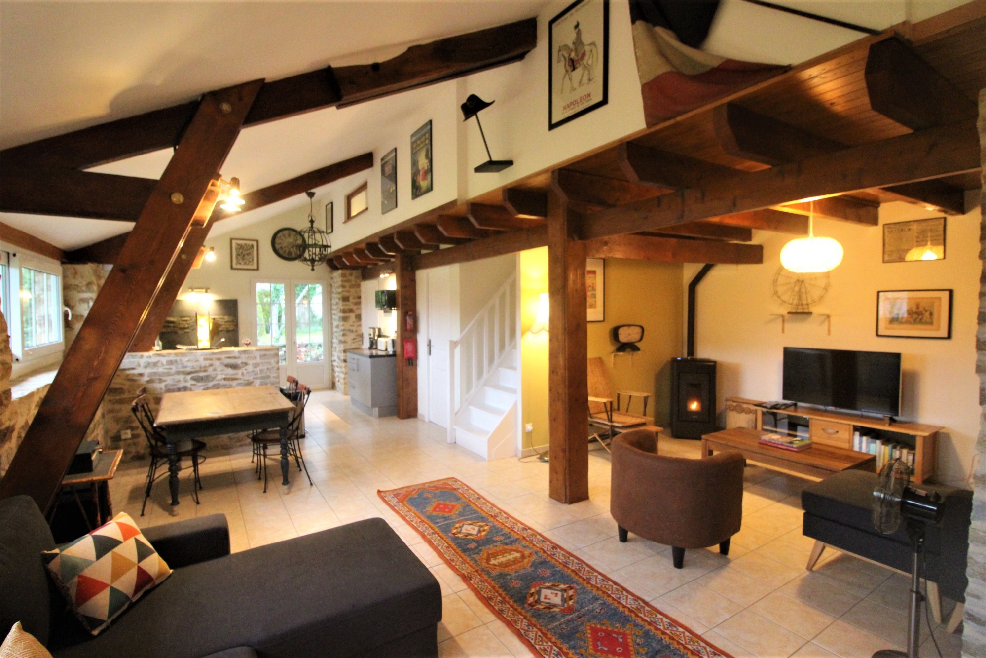 Stylish living room with vintage and modern decor at the gite Beaux Souvenirs 