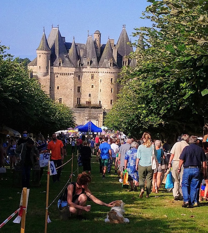 Sunday brocante beneath chateau Jumilhac le Grand