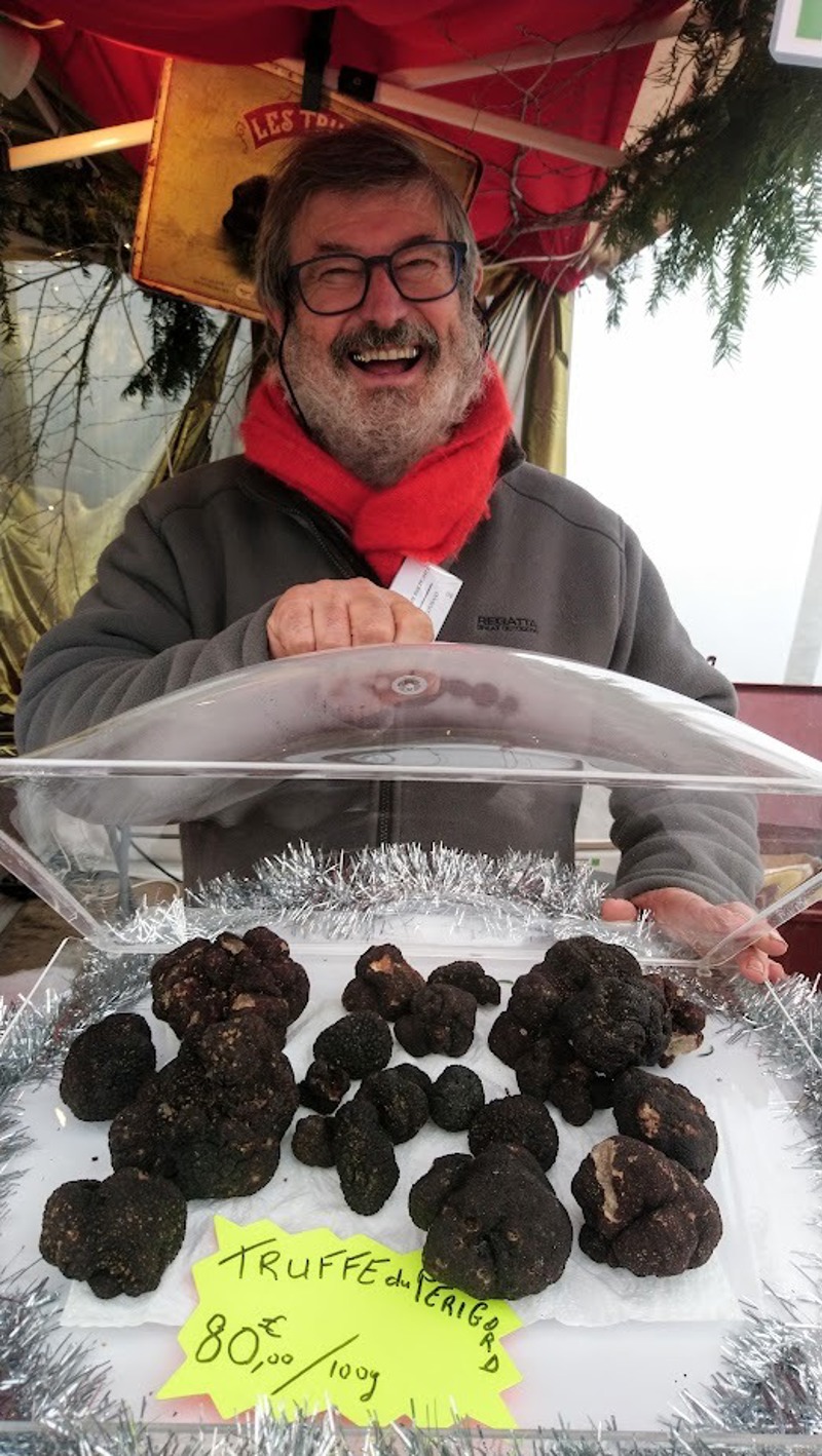 Truffle grower at the market in Limoges with a plate full of Périgord Black Truffles