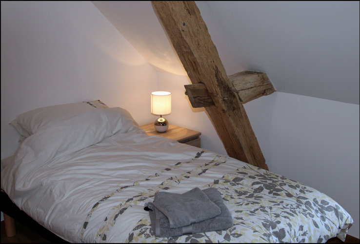 Loire Valley self catering gite upstairs twin bedroom.
