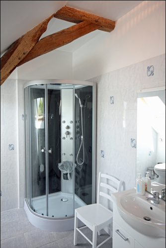 Loire Valley self catering gite upstairs shower.