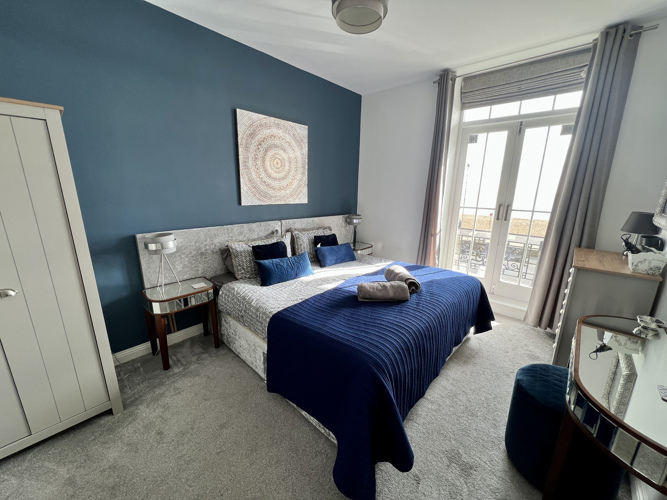 Master bedroom with Super King or Twin beds and those sea views! And its en-suite too