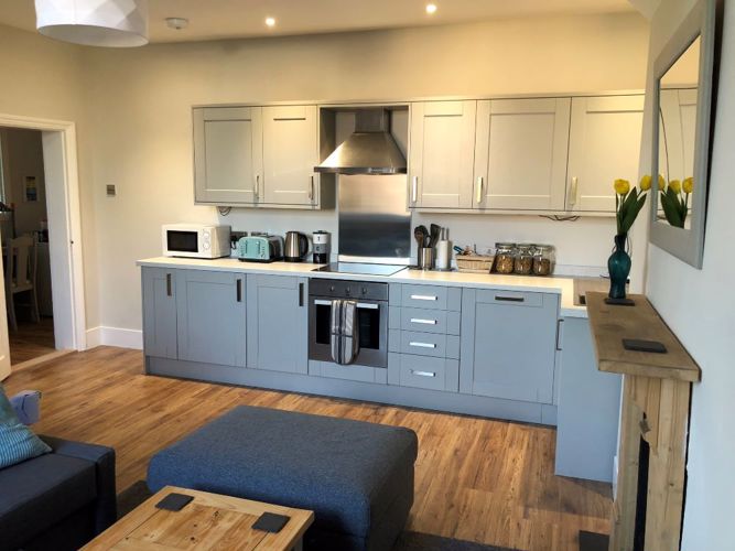 Home from Home Portsmouth  - Fully equipped kitchen with integrated dishwasher, oven, hob and fridge
