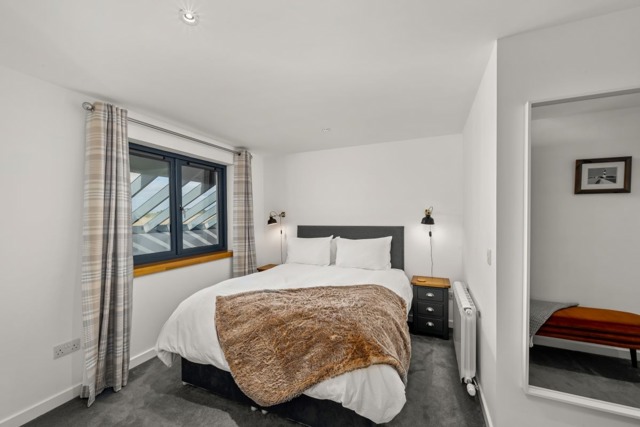 King bed bedroom 3 Kingsize bed with white luxury bed linen