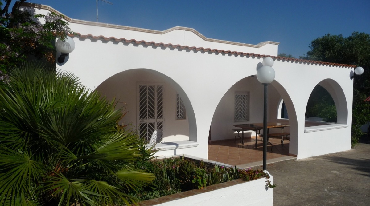 Spacious 3 Bed Villa with Large Private Swimming Pool & Roof Terrace Sea  Views Near Ostuni in Puglia