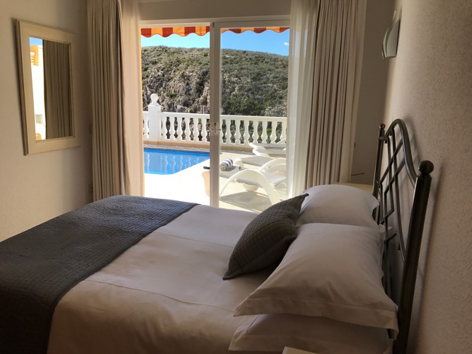 King bedroom with sliding doors to the pool terrace