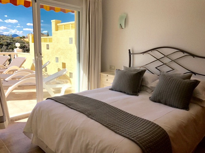 King bedroom with sliding doors to the pool terrace