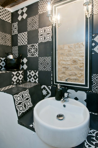 En suite bathroom in the Black and White Room of  Maison Pouyteaux