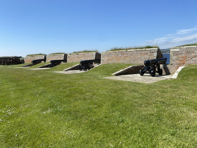 Canons on the battlements at Fort George