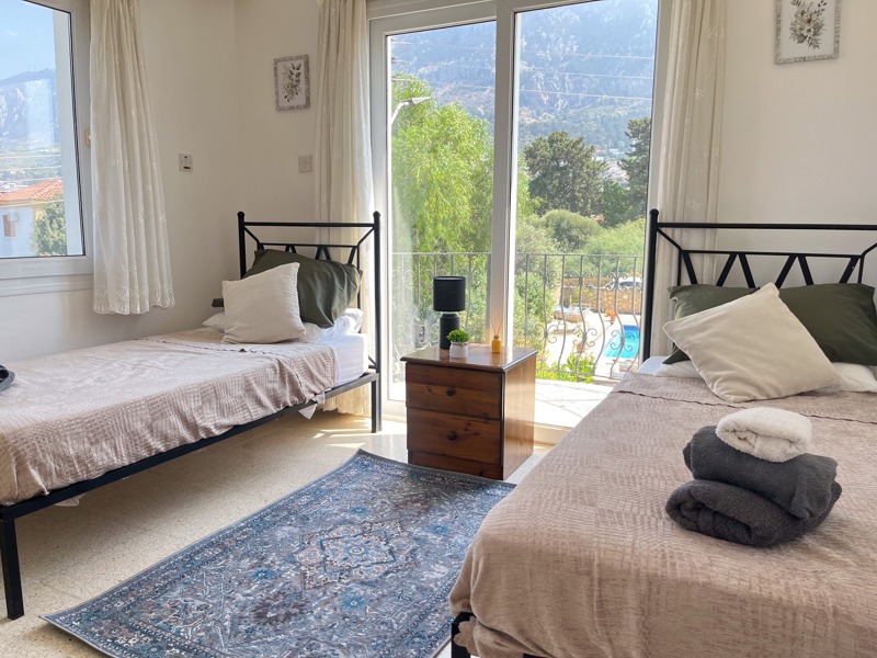 First-floor twin bedroom with two single beds at Villa Zeytin