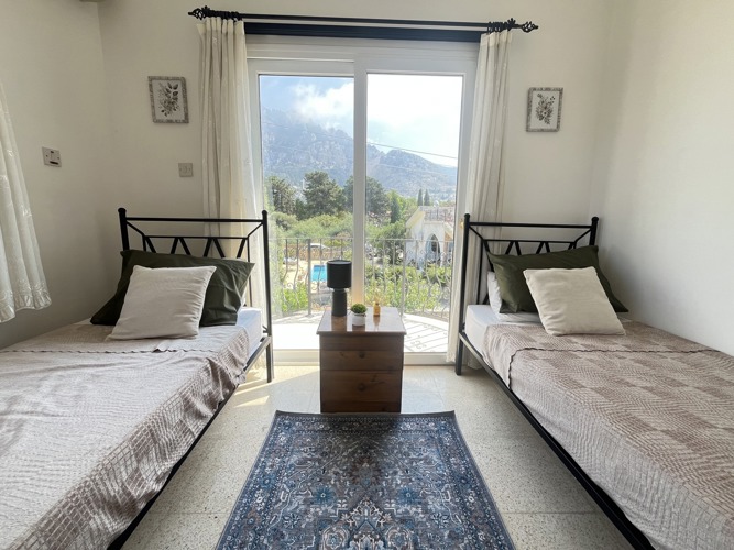 Twin bedroom with two single beds at Villa Zeytin
