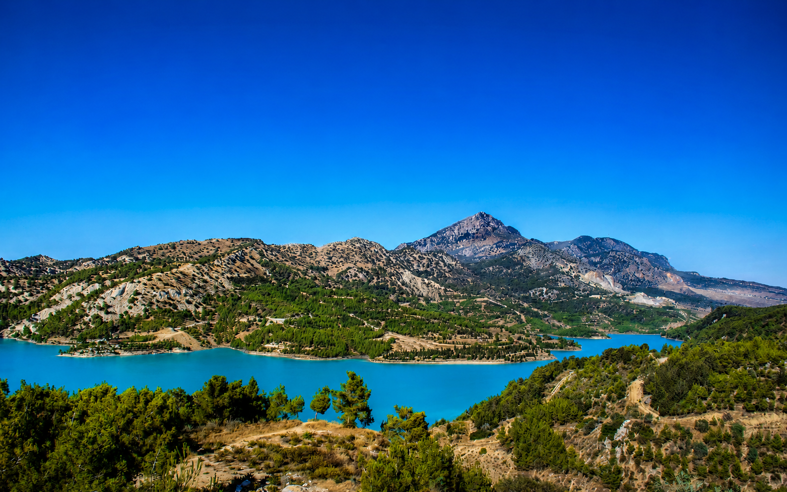 Ge&ccedil;itk&ouml;y Reservoir and western-route landscape in North Cyprus
