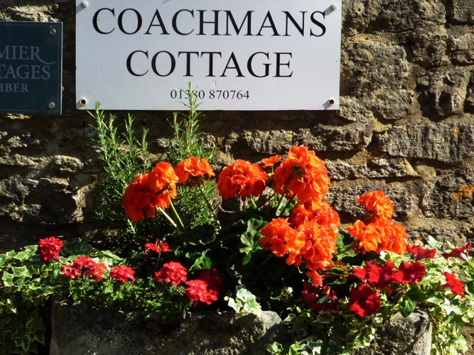 Summer planting Coachmans Cottage Steeple Ashton Wiltshire BA14 6HH 1 bedroom self catering cottage for 2 guests