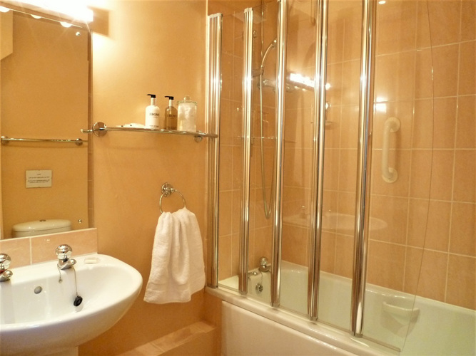 Full size bath shower towels at Coachmans Cottage Steeple Ashton Wiltshire BA14 6HH 1 bedroom self catering cottage for 2 guests