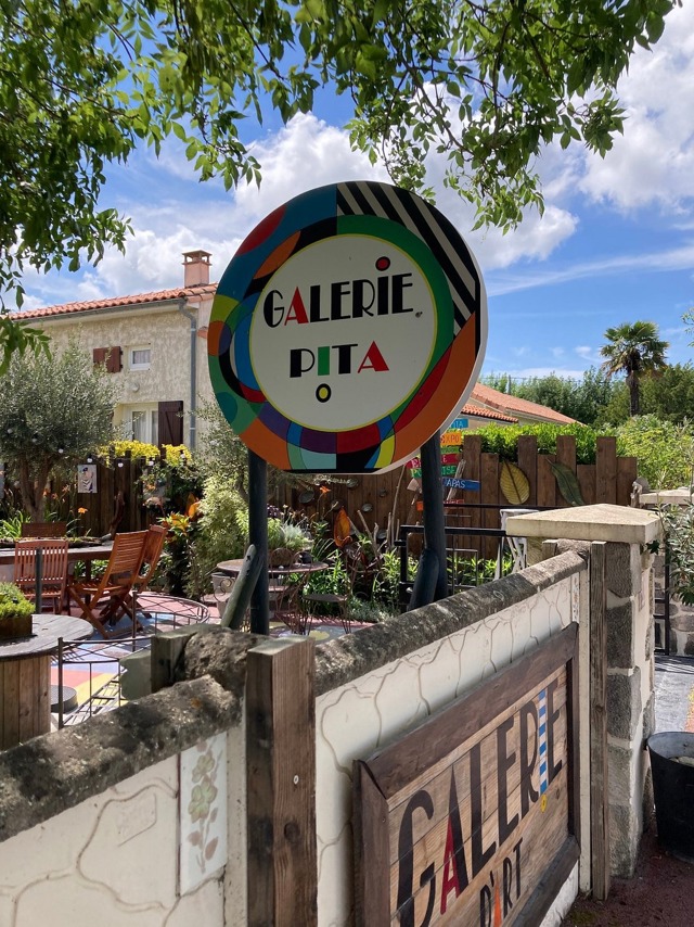 Galerie Pitta, Charmant café-galerie avec vue sur le petit port de Meschers