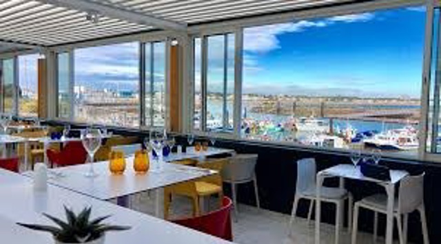 Le Mogodor à Royan, restaurant offrant une fusion de cuisine marocaine et française, terrasse avec vue panoramique sur le port de pêche