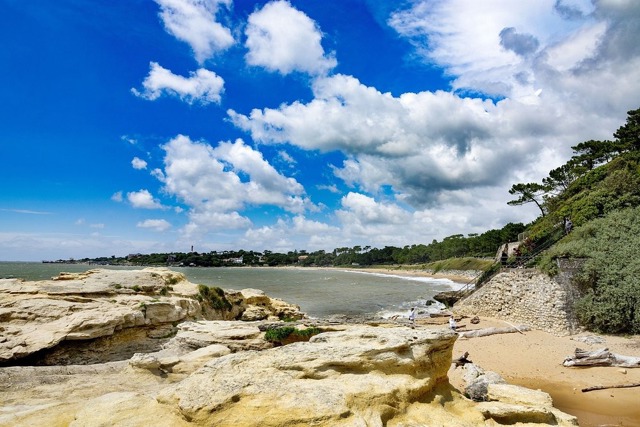 Sens De La Mer - Plage De Platin Plage du Platin à Saint-Palais-sur-Mer, longue plage de sable bordée de rochers